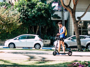 Tel Aviv İsrail 28 Eylül 2018 elektrikli scooter sabah Tel Aviv Merkezi üzerinde bilinmeyen İsrail halkının görünümü