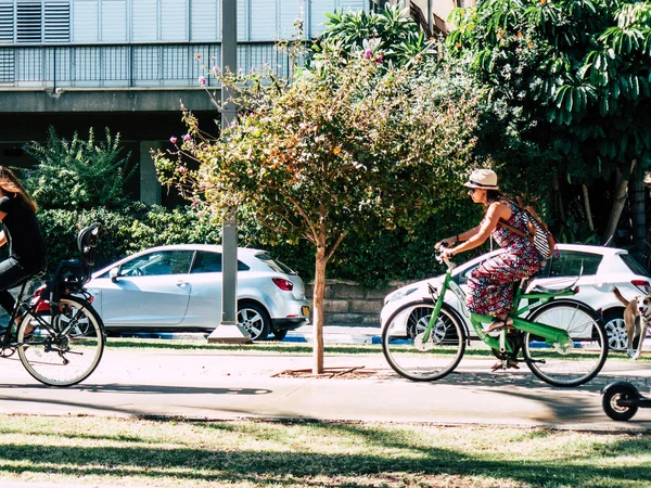 Tel Aviv İsrail 28 Eylül 2018 görünümü bilinmeyen İsrail halkının Tel Aviv merkezi sabah binmek