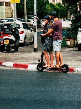 Tel Aviv İsrail 28 Eylül 2018 elektrikli scooter sabah Tel Aviv Merkezi üzerinde bilinmeyen İsrail halkının görünümü