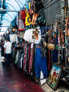 Tel Aviv İsrail 28 Eylül 2018 dekoratif objeler görünümünü satılan, Jaffa'nın bit pazarı Olei Zion Street, Tel Aviv, öğleden sonra yer