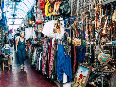 Tel Aviv İsrail 28 Eylül 2018 dekoratif objeler görünümünü satılan, Jaffa'nın bit pazarı Olei Zion Street, Tel Aviv, öğleden sonra yer