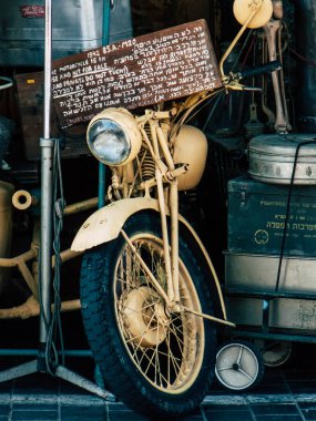 Tel Aviv İsrail 28 Eylül 2018 dekoratif objeler görünümünü satılan, Jaffa'nın bit pazarı Olei Zion Street, Tel Aviv, öğleden sonra yer
