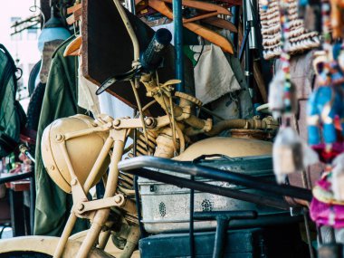 Tel Aviv İsrail 28 Eylül 2018 dekoratif objeler görünümünü satılan, Jaffa'nın bit pazarı Olei Zion Street, Tel Aviv, öğleden sonra yer