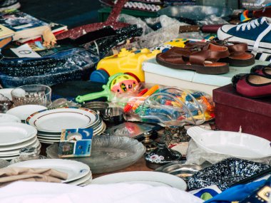 Tel Aviv İsrail 28 Eylül 2018 dekoratif objeler görünümünü satılan, Jaffa'nın bit pazarı Olei Zion Street, Tel Aviv, öğleden sonra yer