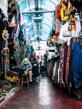 Tel Aviv İsrail 28 Eylül 2018 dekoratif objeler görünümünü satılan, Jaffa'nın bit pazarı Olei Zion Street, Tel Aviv, öğleden sonra yer