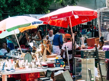 Tel Aviv İsrail 28 Eylül 2018 görünümü Jaffa'nın bit pazarında alışveriş bilinmeyen İsrail halkının Olei Zion Street, Tel Aviv öğleden sonra bulunur