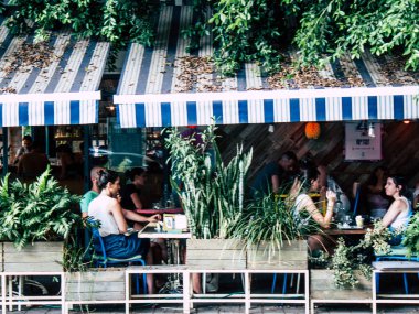 Tel Aviv İsrail 28 Eylül 2018 Jaffa'nın bit pazarında bir bardak içme bilinmeyen İsrail kişinin görünümü Olei Zion Street, Tel Aviv öğleden sonra bulunur