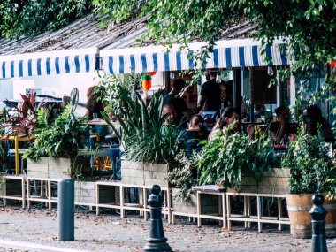 Tel Aviv İsrail 28 Eylül 2018 Jaffa'nın bit pazarında bir bardak içme bilinmeyen İsrail kişinin görünümü Olei Zion Street, Tel Aviv öğleden sonra bulunur