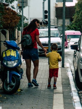 Tel Aviv İsrail 28 Eylül 2018 görünümü bir annenin çocuğunu elinden tutarak ve öğleden sonra Tel Aviv sokaklarında yürüyüş
