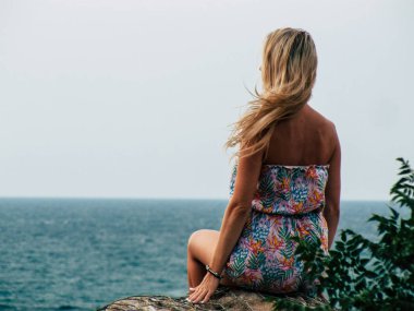 Tel Aviv İsrail 28 Eylül 2018, öğleden sonra Tel Aviv 'de deniz kenarında oturan genç bir kadının görüntüsü.