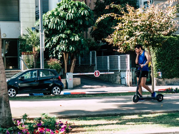 Tel Aviv İsrail 28 Eylül 2018 elektrikli scooter sabah Tel Aviv Merkezi üzerinde bilinmeyen İsrail halkının görünümü