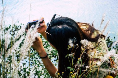 Pokhara Nepal 29 Eylül 2018 bilinmeyenli Çinli turist çekim Phewa göl kenarında öğleden sonra görünümünü