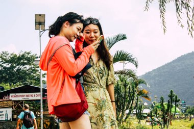 Pokhara Nepal 29 Eylül 2018 bilinmeyenli Çinli turist çekim Phewa göl kenarında öğleden sonra görünümünü