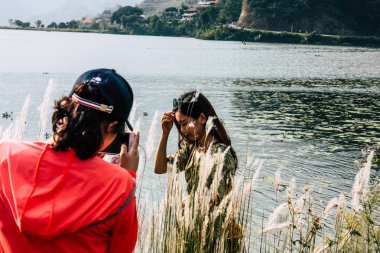 Pokhara Nepal 29 Eylül 2018 bilinmeyenli Çinli turist çekim Phewa göl kenarında öğleden sonra görünümünü