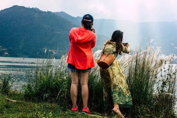 Pokhara Nepal 29 Eylül 2018 bilinmeyenli Çinli turist çekim Phewa göl kenarında öğleden sonra görünümünü