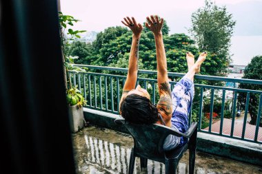2 Ekim 2018 Pokhara Nepal Pokhara Lakeside yağmur altında öğleden sonra ayakta bilinmeyen kadın turist Closeup