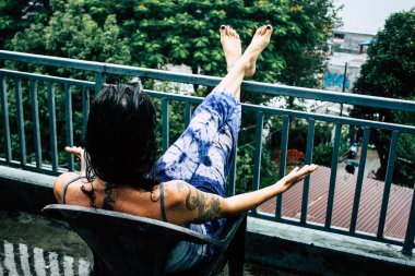2 Ekim 2018 Pokhara Nepal Pokhara Lakeside yağmur altında öğleden sonra ayakta bilinmeyen kadın turist Closeup