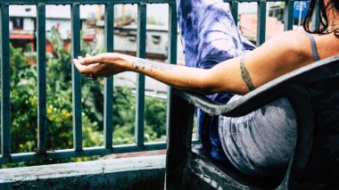 2 Ekim 2018 Pokhara Nepal Pokhara Lakeside yağmur altında öğleden sonra ayakta bilinmeyen kadın turist Closeup