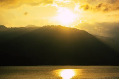 2 Ekim 2018 Pokhara Nepal Pokhara Phewa gölde akşam üst kısmında bir bulutlu gökyüzü görünümü