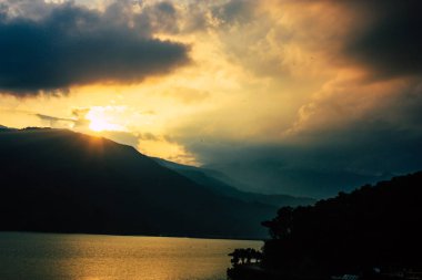 2 Ekim 2018 Pokhara Nepal Pokhara Phewa gölde akşam üst kısmında bir bulutlu gökyüzü görünümü