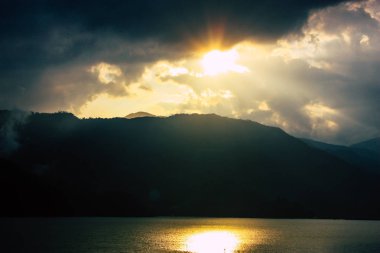 2 Ekim 2018 Pokhara Nepal Pokhara Phewa gölde akşam üst kısmında bir bulutlu gökyüzü görünümü