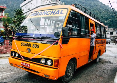 Pokhara Nepal 4 Ekim 2018 görünümünü bir geleneksel Nepalce sarı okul New sokakta pokhara öğleden sonra otobüs sürüş