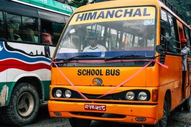 Pokhara Nepal 4 Ekim 2018 görünümünü bir geleneksel Nepalce sarı okul New sokakta pokhara öğleden sonra otobüs sürüş