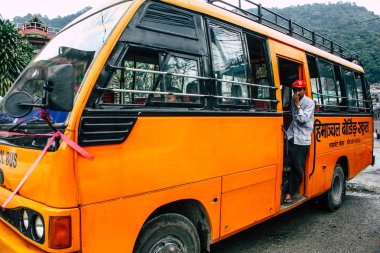 Pokhara Nepal 4 Ekim 2018 görünümünü bir geleneksel Nepalce sarı okul New sokakta pokhara öğleden sonra otobüs sürüş