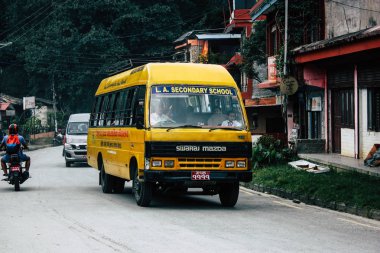 Pokhara Nepal 4 Ekim 2018 görünümünü bir geleneksel Nepalce sarı okul New sokakta pokhara öğleden sonra otobüs sürüş