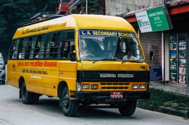 Pokhara Nepal 4 Ekim 2018 görünümünü bir geleneksel Nepalce sarı okul New sokakta pokhara öğleden sonra otobüs sürüş