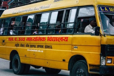 Pokhara Nepal 4 Ekim 2018 görünümünü bir geleneksel Nepalce sarı okul New sokakta pokhara öğleden sonra otobüs sürüş