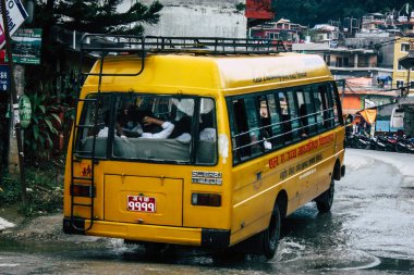 Pokhara Nepal 4 Ekim 2018 görünümünü bir geleneksel Nepalce sarı okul New sokakta pokhara öğleden sonra otobüs sürüş