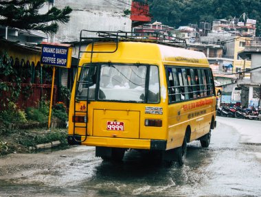 Pokhara Nepal 4 Ekim 2018 görünümünü bir geleneksel Nepalce sarı okul New sokakta pokhara öğleden sonra otobüs sürüş