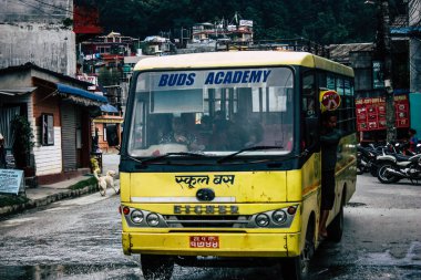 Pokhara Nepal 4 Ekim 2018 görünümünü bir geleneksel Nepalce sarı okul New sokakta pokhara öğleden sonra otobüs sürüş