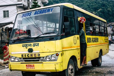 Pokhara Nepal 4 Ekim 2018 görünümünü bir geleneksel Nepalce sarı okul New sokakta pokhara öğleden sonra otobüs sürüş