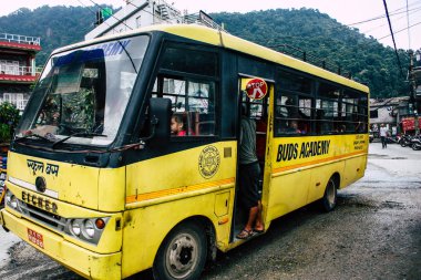 Pokhara Nepal 4 Ekim 2018 görünümünü bir geleneksel Nepalce sarı okul New sokakta pokhara öğleden sonra otobüs sürüş