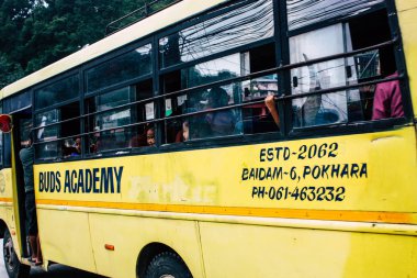 Pokhara Nepal 4 Ekim 2018 görünümünü bir geleneksel Nepalce sarı okul New sokakta pokhara öğleden sonra otobüs sürüş