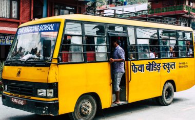Pokhara Nepal 4 Ekim 2018 görünümünü bir geleneksel Nepalce sarı okul New sokakta pokhara öğleden sonra otobüs sürüş