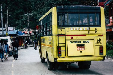 Pokhara Nepal 4 Ekim 2018 görünümünü bir geleneksel Nepalce sarı okul New sokakta pokhara öğleden sonra otobüs sürüş