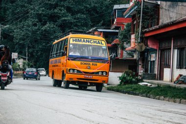 Pokhara Nepal 4 Ekim 2018 görünümünü bir geleneksel Nepalce sarı okul New sokakta pokhara öğleden sonra otobüs sürüş