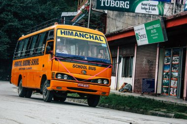 Pokhara Nepal 4 Ekim 2018 görünümünü bir geleneksel Nepalce sarı okul New sokakta pokhara öğleden sonra otobüs sürüş