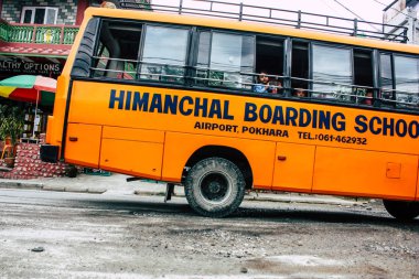 Pokhara Nepal 4 Ekim 2018 görünümünü bir geleneksel Nepalce sarı okul New sokakta pokhara öğleden sonra otobüs sürüş