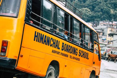 Pokhara Nepal 4 Ekim 2018 görünümünü bir geleneksel Nepalce sarı okul New sokakta pokhara öğleden sonra otobüs sürüş