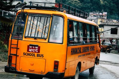 Pokhara Nepal 4 Ekim 2018 görünümünü bir geleneksel Nepalce sarı okul New sokakta pokhara öğleden sonra otobüs sürüş