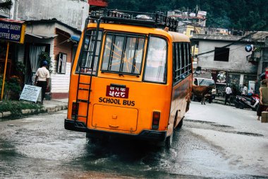 Pokhara Nepal 4 Ekim 2018 görünümünü bir geleneksel Nepalce sarı okul New sokakta pokhara öğleden sonra otobüs sürüş