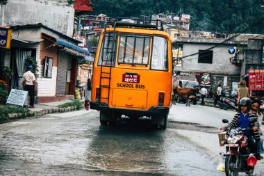 Pokhara Nepal 4 Ekim 2018 görünümünü bir geleneksel Nepalce sarı okul New sokakta pokhara öğleden sonra otobüs sürüş