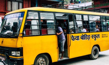 Pokhara Nepal 4 Ekim 2018 görünümünü bir geleneksel Nepalce sarı okul New sokakta pokhara öğleden sonra otobüs sürüş