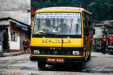 Pokhara Nepal 4 Ekim 2018 görünümünü bir geleneksel Nepalce sarı okul New sokakta pokhara öğleden sonra otobüs sürüş