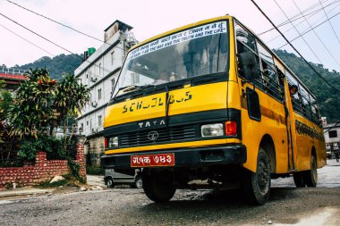 Pokhara Nepal 4 Ekim 2018 görünümünü bir geleneksel Nepalce sarı okul New sokakta pokhara öğleden sonra otobüs sürüş