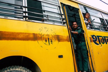 Pokhara Nepal 4 Ekim 2018 görünümünü bir geleneksel Nepalce sarı okul New sokakta pokhara öğleden sonra otobüs sürüş